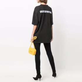 T-shirt med snitt i sidan ”Black” 641655TLVB39034