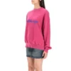Tröja med rund hals och skriftlogotyp ”Dark Fuchsia” 697869TMVB50507