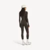 Tätsittande långärmad techwear-tröja för damer i khakibrunt/neonrosa Tätsittande långärmad techwear-tröja för damer i khakibrunt/neonrosa