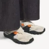 Vandringssandal för herr i grått/beige/orange/svart Vandringssandal för herr i grått/beige/orange/svart