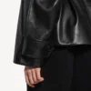 Vikt kort trenchcoat för dam i svart Vikt kort trenchcoat för dam i svart